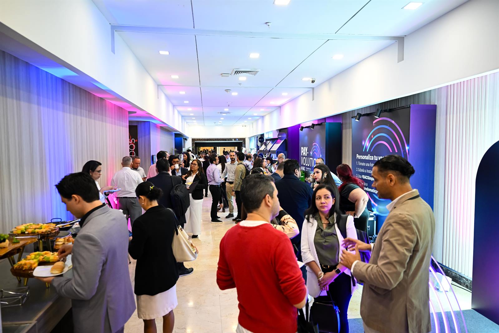Asistentes conversando durante el networking de un evento corporativo